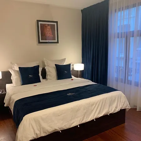 Botanique Airbnb, *